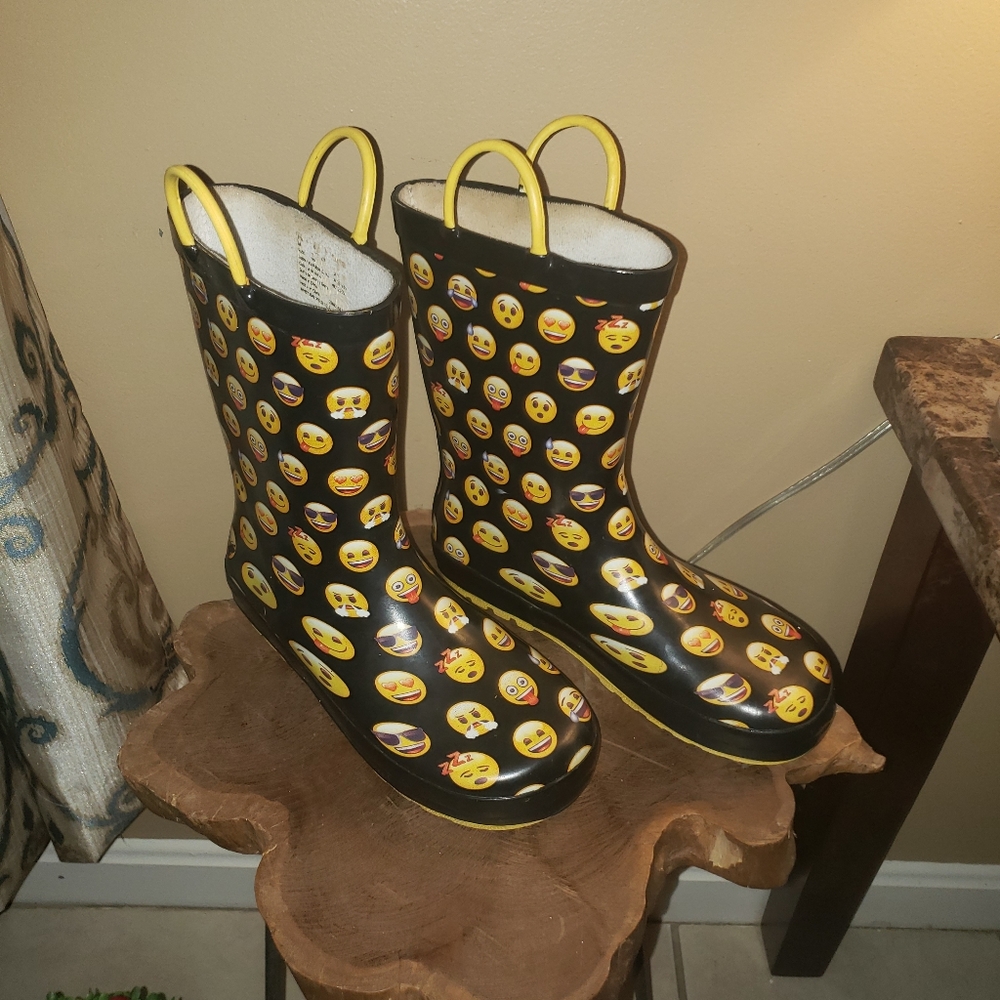 Emoji 😀 Rainboots